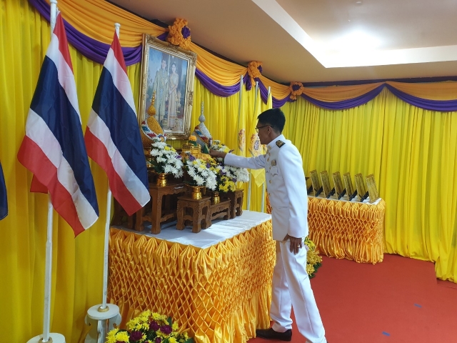พิธีรับพระราชทานพระบรมฉายาลักษณ์ พระบาทสมเด็จพระเจ้าอยู่หัวและสมเด็จพระนางเจ้าฯ พระบรมราชินี