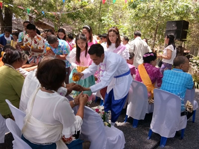 โครงการสืบสานประเพณีท้องถิ่น  รดน้ำผู้สูงอายุ  ประจำปี  2561